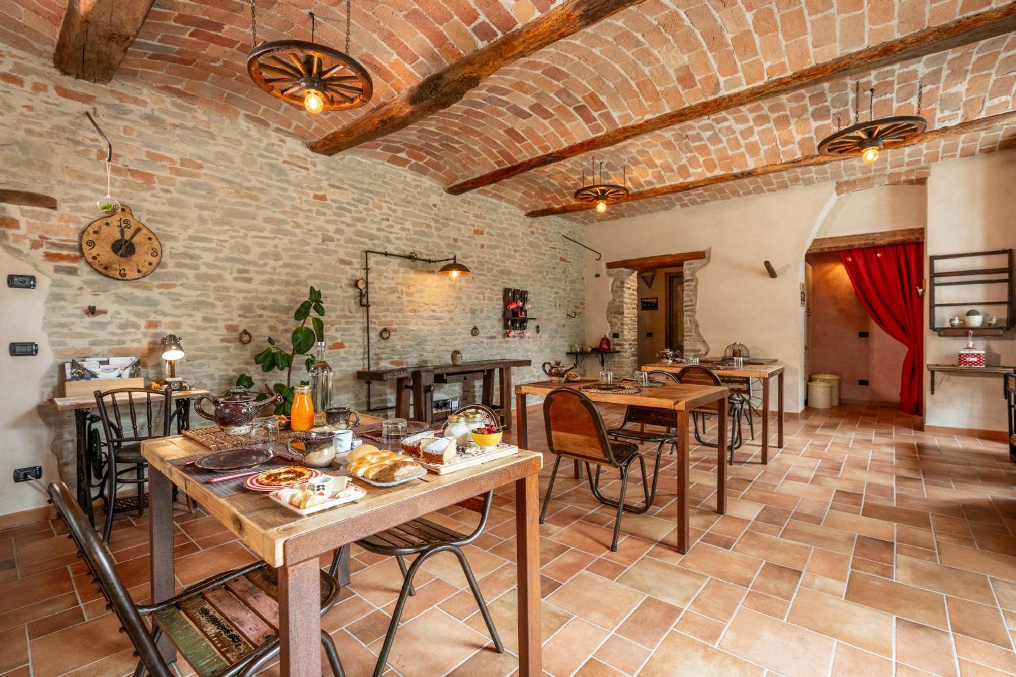 Gilda E I Suoi Amici Bed & Breakfast Neive Exterior photo